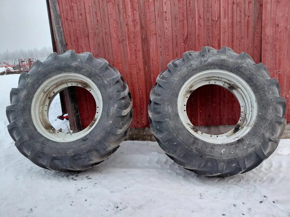 Traktorin renkaat 580/70R38 vannekehillä / Firestone - Hyväkuntoiset
