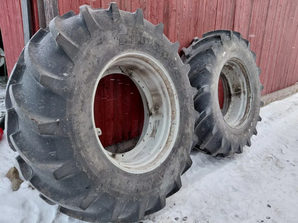 Traktorin renkaat 580/70R38 vannekehillä / Firestone - Hyväkuntoiset