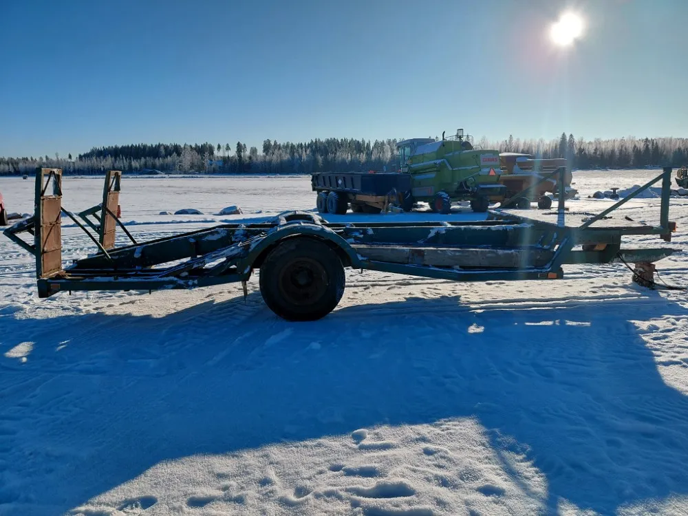 Konelavetti 1-akselinen - traktorivetoinen / Jarruvalmius - Vedetty 12tn metsäkonetta