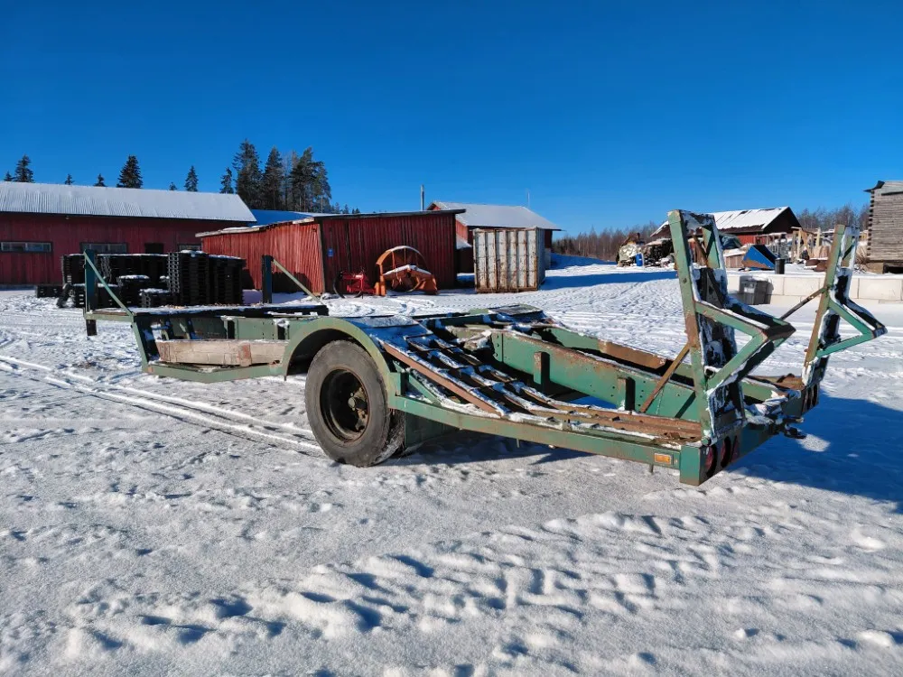 Konelavetti 1-akselinen - traktorivetoinen / Jarruvalmius - Vedetty 12tn metsäkonetta