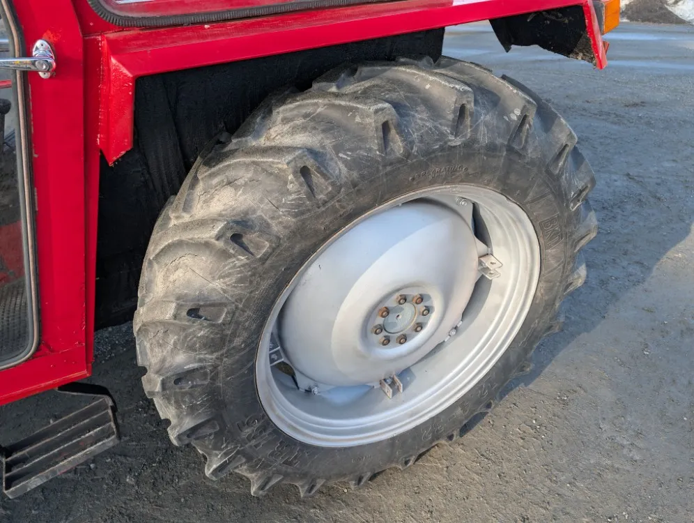 Massey Ferguson 240 traktori / Näppärä pikkutraktori - Katso video!