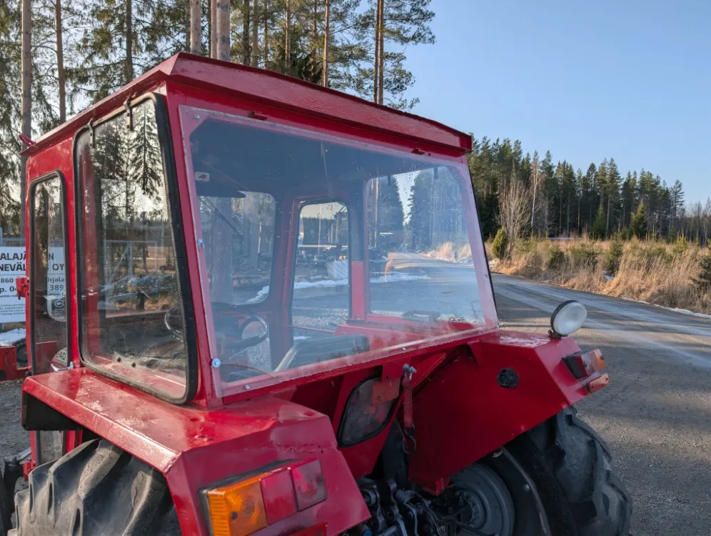 Massey Ferguson 240 traktori / Näppärä pikkutraktori - Katso video!