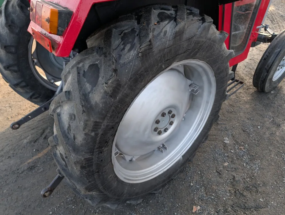 Massey Ferguson 240 traktori / Näppärä pikkutraktori - Katso video!