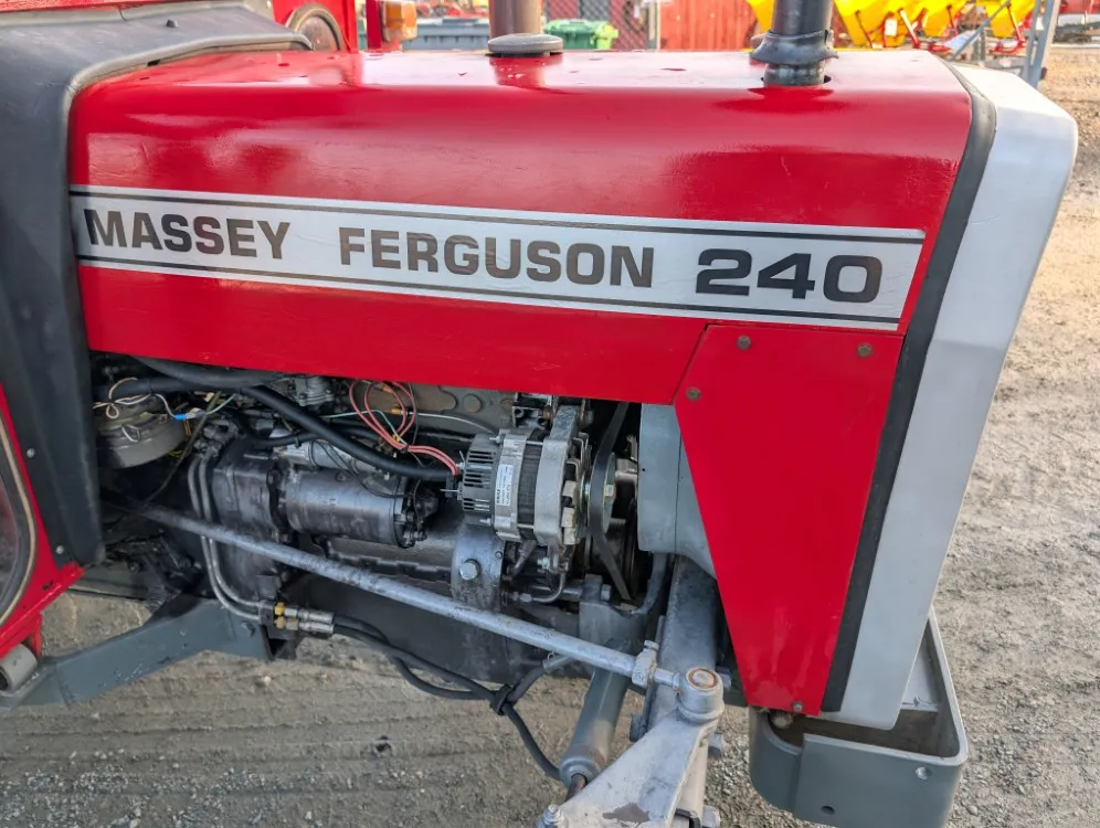 Massey Ferguson 240 traktori / Näppärä pikkutraktori - Katso video!