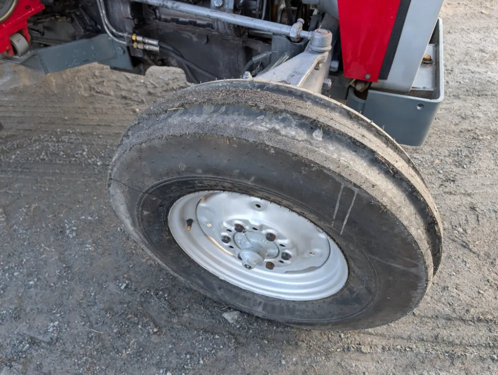 Massey Ferguson 240 traktori / Näppärä pikkutraktori - Katso video!