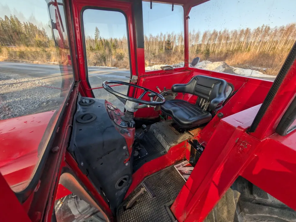 Massey Ferguson 240 traktori / Näppärä pikkutraktori - Katso video!