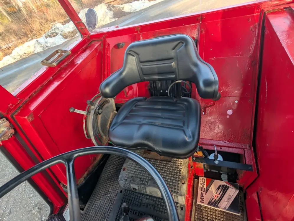 Massey Ferguson 240 traktori / Näppärä pikkutraktori - Katso video!