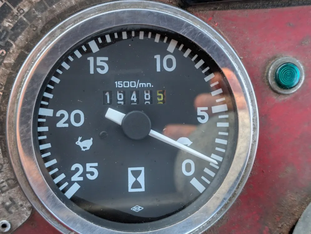 Massey Ferguson 240 traktori / Näppärä pikkutraktori - Katso video!