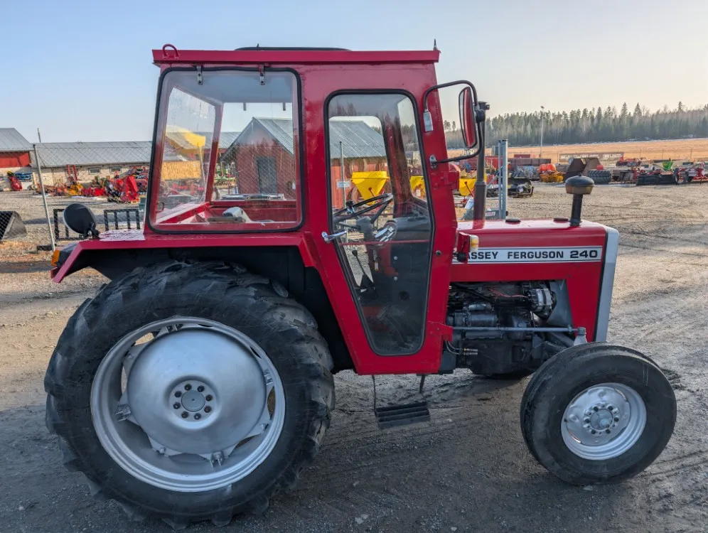 Massey Ferguson 240 traktori / Näppärä pikkutraktori - Katso video!