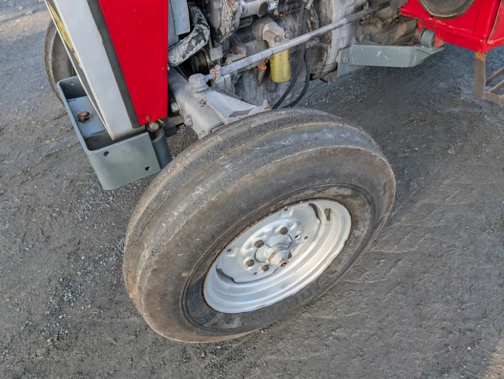 Massey Ferguson 240 traktori / Näppärä pikkutraktori - Katso video!