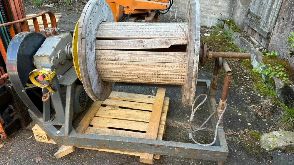Vaijerin ja kaapelin kelauslaite /
