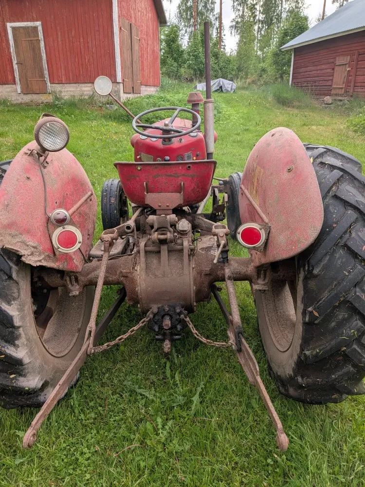 Massey Ferguson 35 traktori / Katso video!