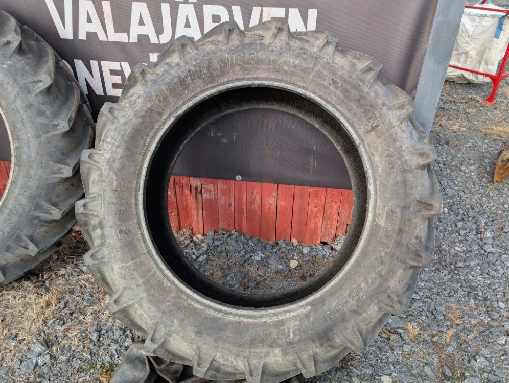 Alliance renkaat 16.9x38 traktoriin / sisärenkailla - 12PR - hyväkuntoiset